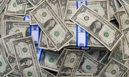 6 Spiritual Meanings of Dreaming of Receiving Money from Celebrities