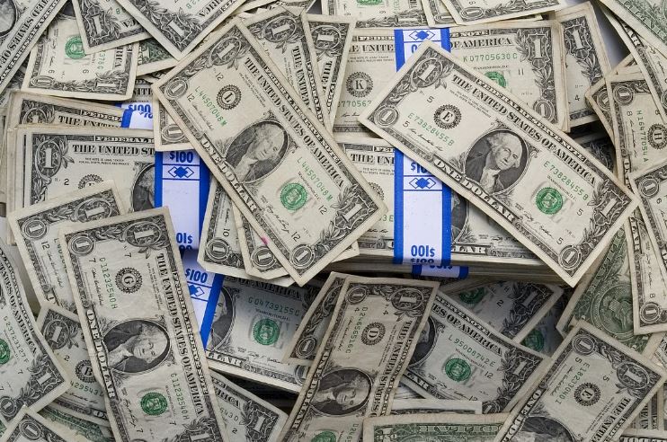 6 Spiritual Meanings of Dreaming of Receiving Money from Celebrities