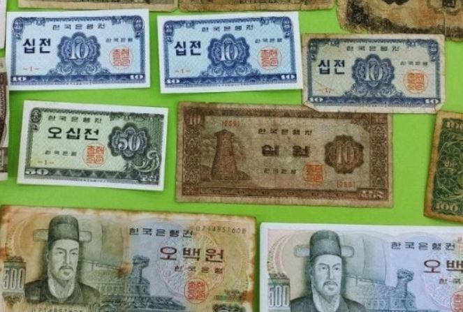 7 Spiritual Meanings of Dreaming of Old Money