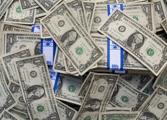 6 Spiritual Meanings of Dreaming of Spending a lot of Money
