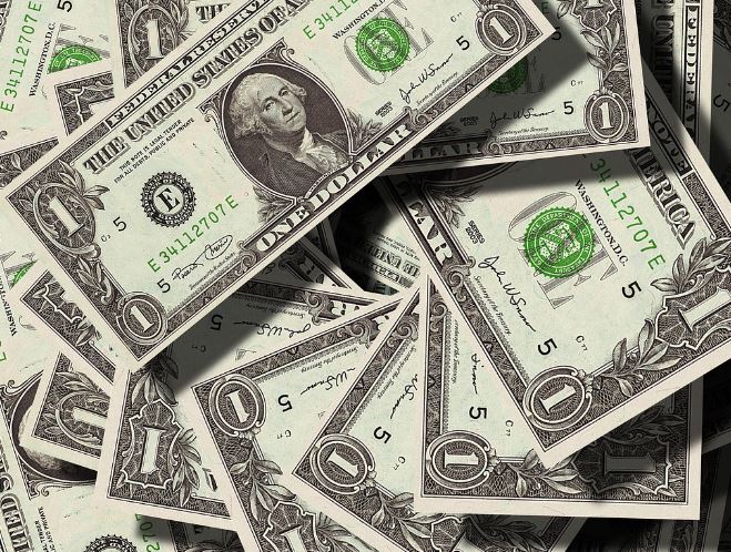 8 Spiritual Meanings of Dreaming of Giving Money