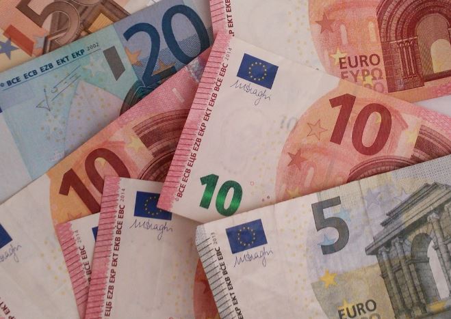 7 Spiritual Meanings of Dreaming of Receiving Pocket Money