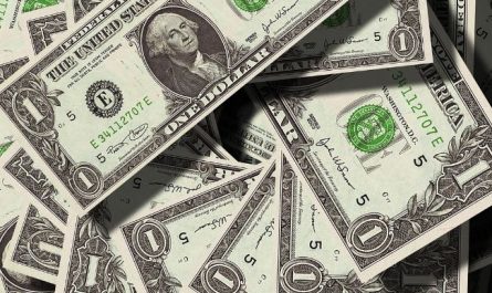 7 Spiritual Meanings of Dreaming of Giving Pocket Money