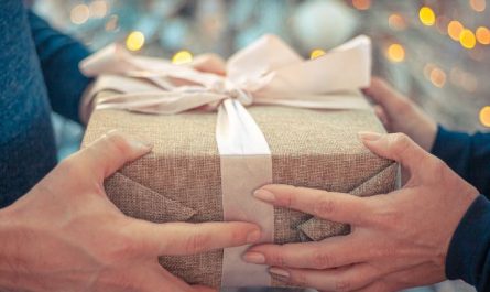 7 Spiritual Meanings of Dreaming of Receiving Clothing Gifts