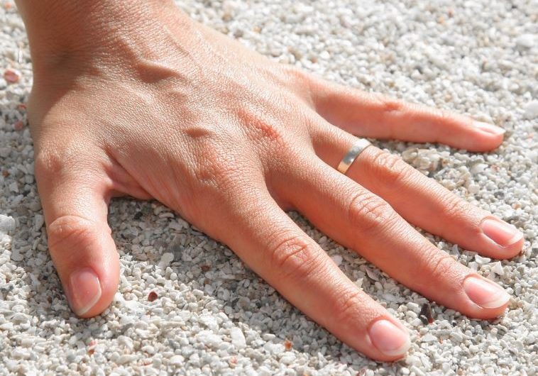 7 Spiritual Meanings of Dreaming of Biting Fingers