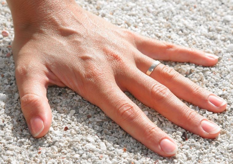 7 Spiritual Meanings of Dreaming of Biting Fingers