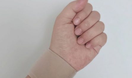 6 Spiritual Meanings of Dreaming of Grasping the Wrist