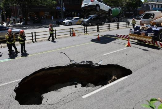6 Spiritual Meanings of Dreaming of a sinkhole