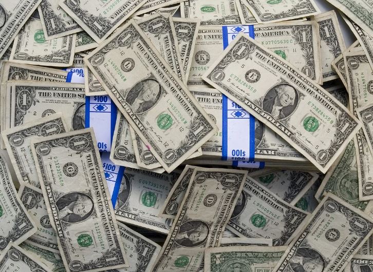 6 Spiritual Meanings of Dreaming of a hundred million dollars