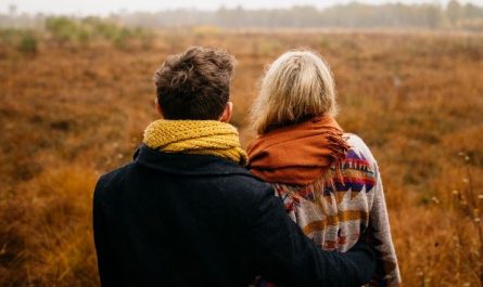 6 Spiritual Meanings of Dreaming of Holding Hands with Celebrities