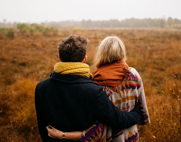 6 Spiritual Meanings of Dreaming of Holding Hands with Celebrities