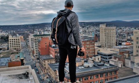 5 Spiritual Meanings of Dreaming of Jumping off a Roof