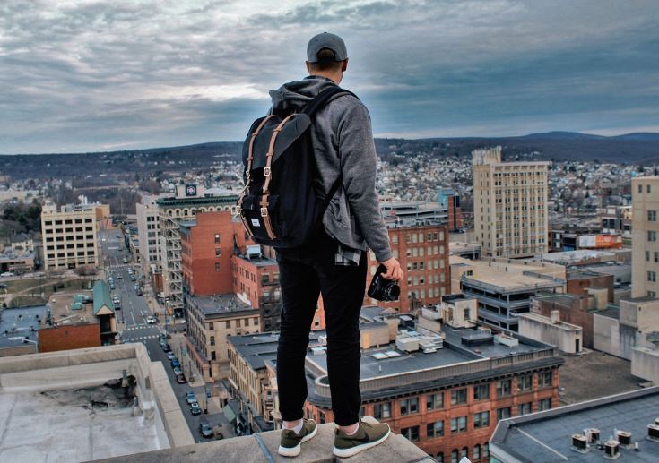 5 Spiritual Meanings of Dreaming of Jumping off a Roof