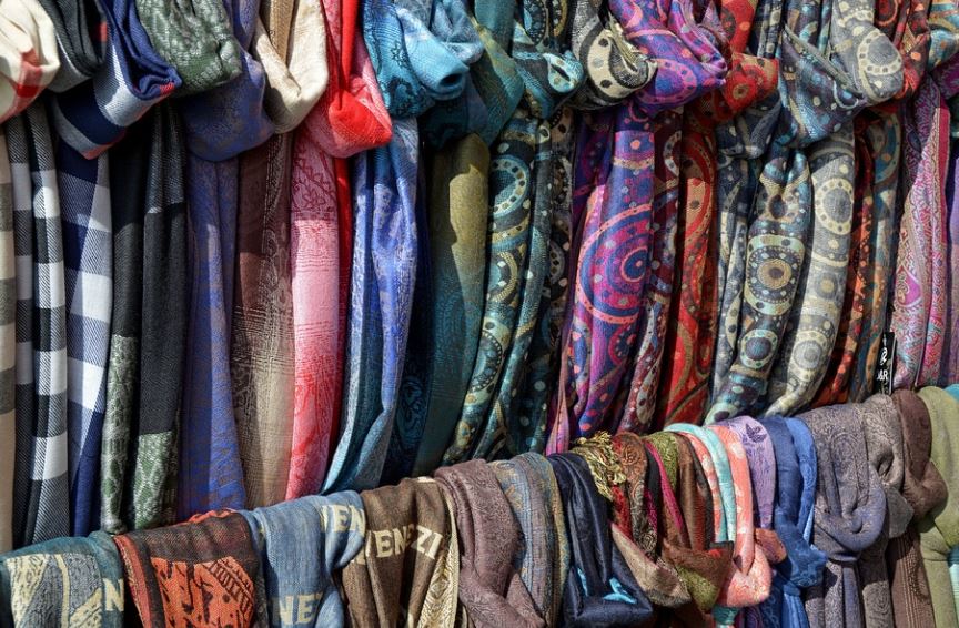 21 Spiritual Meanings of Dreaming about scarf