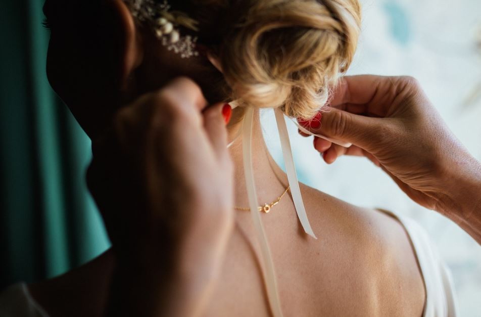 19 Spiritual Meanings of Dreaming of tying hair
