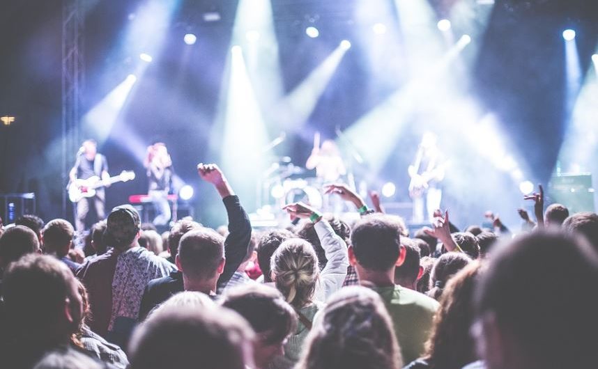 18 Spiritual Meanings of Dreaming about dating a star