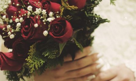 Dream about Receiving a bouquet of flowers as a gift : Meaning & Interpretations