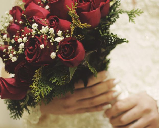 Dream about Receiving a bouquet of flowers as a gift : Meaning & Interpretations
