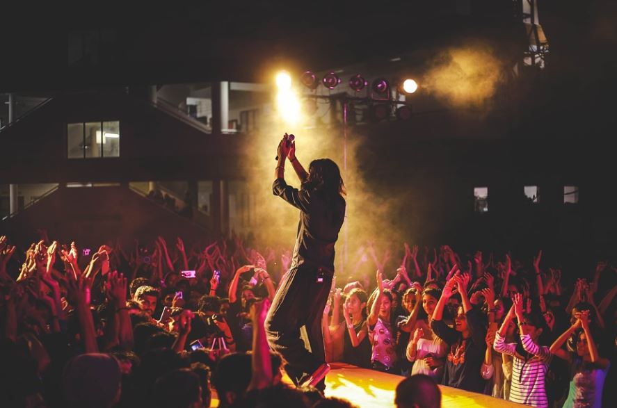 Dreaming of kissing celebrities : Meaning & Interpretations