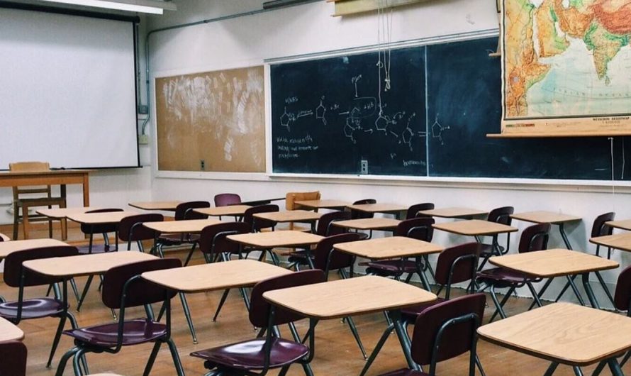 Dream about no table in the classroom : 21 Meaning & Interpretations