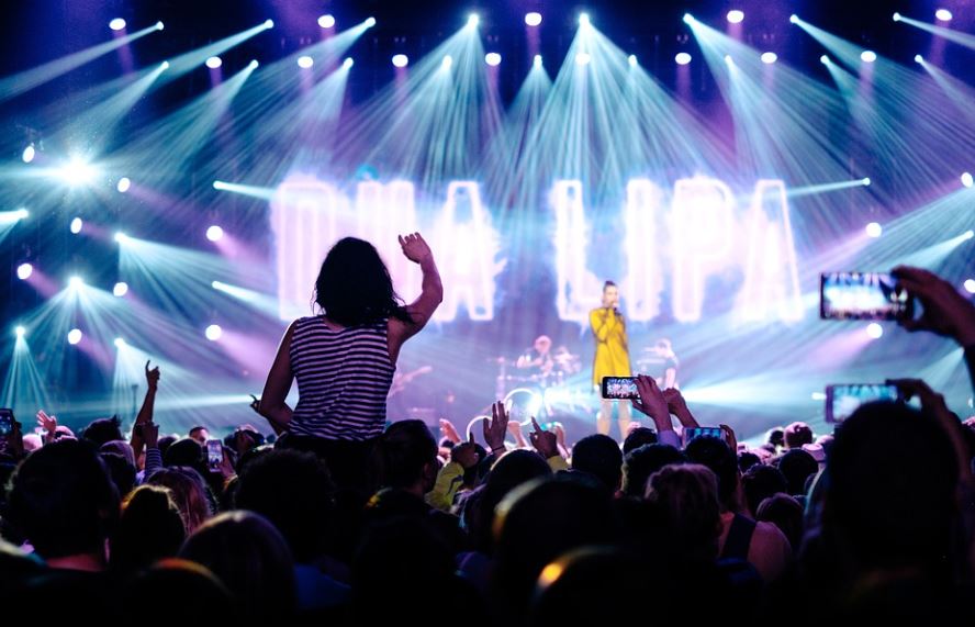 Dream about celebrities giving money : 10 Meaning & Interpretations