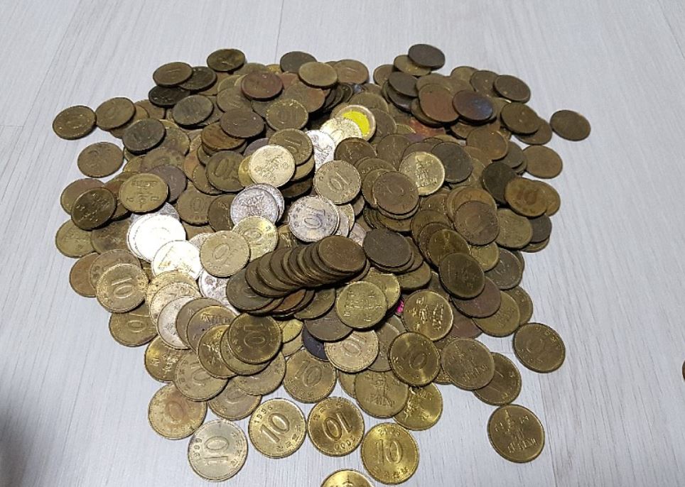 Dream about ten-dollar coins : 11 Meaning & Interpretations