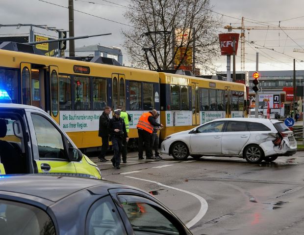 Dream about dying in a car accident : 16 Meaning & Interpretations