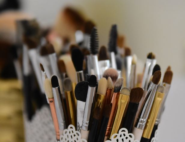 Dream about eye makeup : 14 Meaning & Interpretations