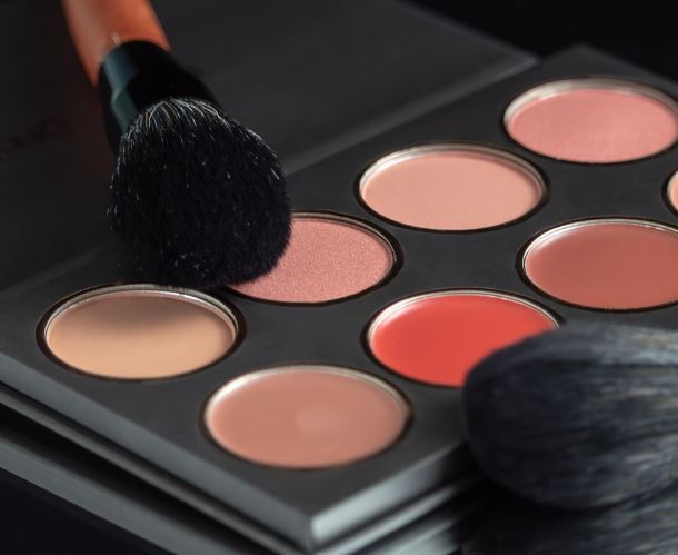 Dream about a man wearing makeup : 10 Meaning & Interpretations