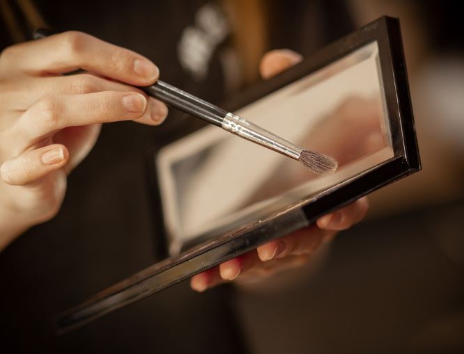 Dream about facial makeup : 11 Meaning & Interpretations