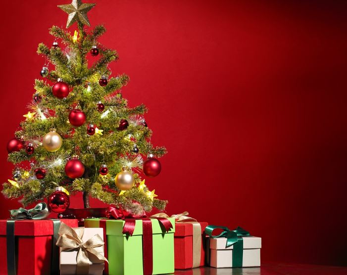 Dreaming of Decorating a Christmas Tree : 14 Meaning & Interpretations