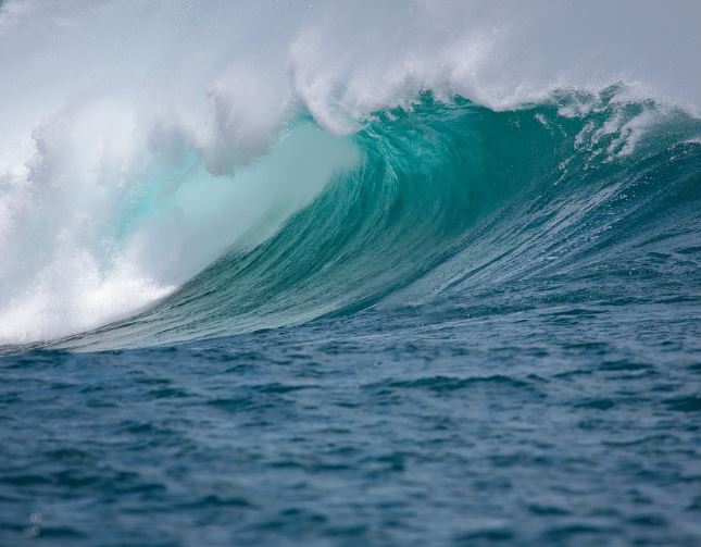 Dreaming of Clear Waves : 19 Meaning & Interpretations