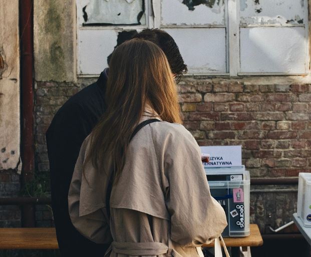 Dreaming of a Friend Falling to Their Death : 11 Meaning & Interpretations