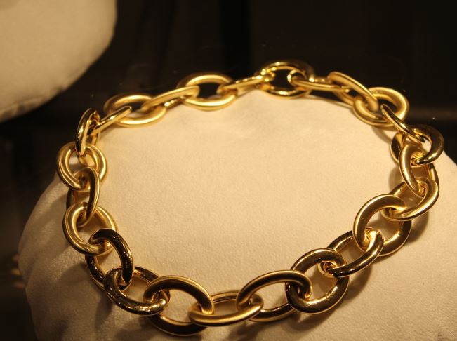 Dreaming of a Gold Necklace : 9 Meaning & Interpretations