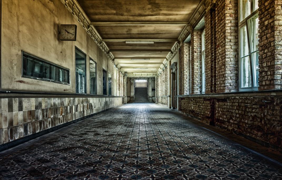 Dreaming of a Corridor : 19 Meaning & Interpretations