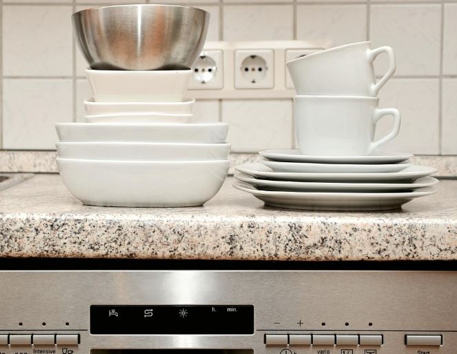 Dreaming of Plates : 17 Meaning & Interpretations