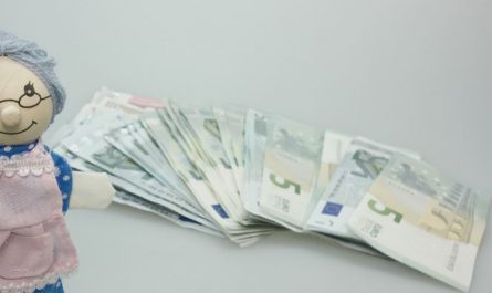 13 Spiritual Meanings of Dreaming About Pocket Money