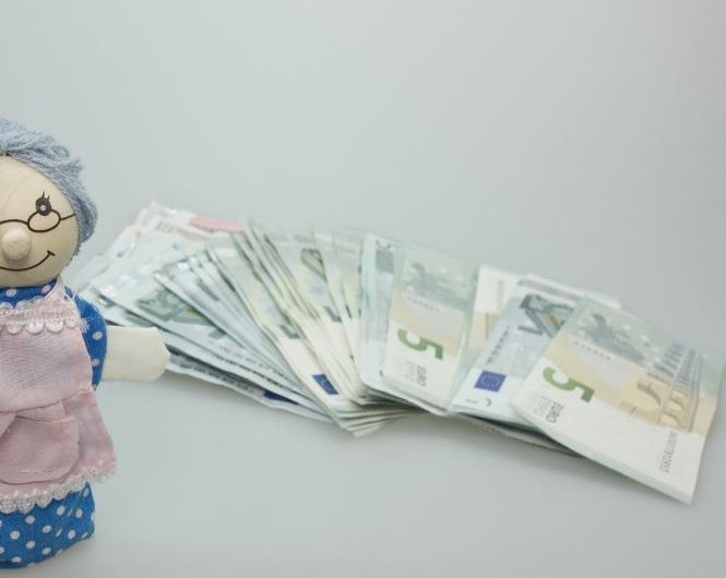13 Spiritual Meanings of Dreaming About Pocket Money