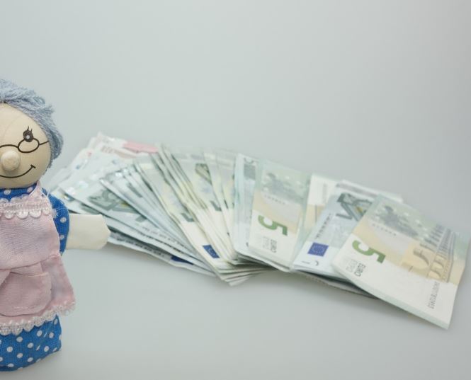 13 Spiritual Meanings of Dreaming About Pocket Money