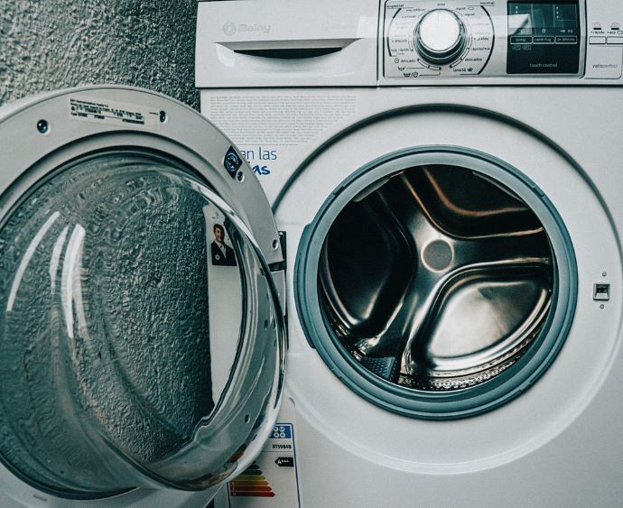 11 Spiritual Meanings of Dreams About Clothes Spinning in a Washing Machine