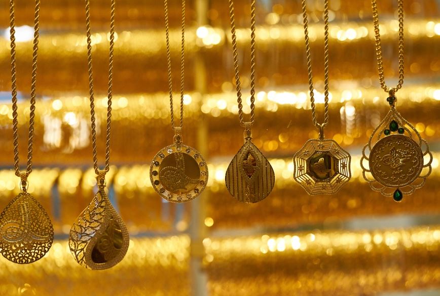 13 Spiritual Meanings of Dreaming about a Gold Necklace