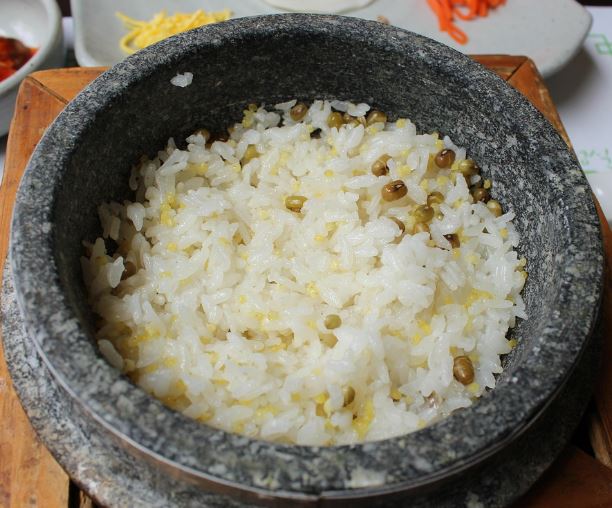 13 Spiritual Meanings of Dreams about Sharing Food