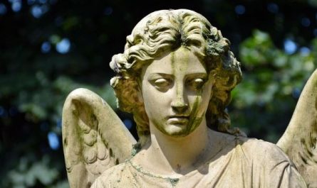13 Spiritual Meanings of Dreaming about Shards