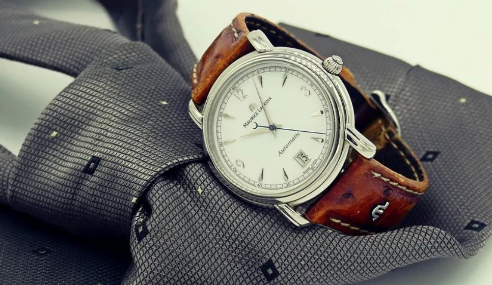 16 Spiritual Meanings of Dreaming About a Watch